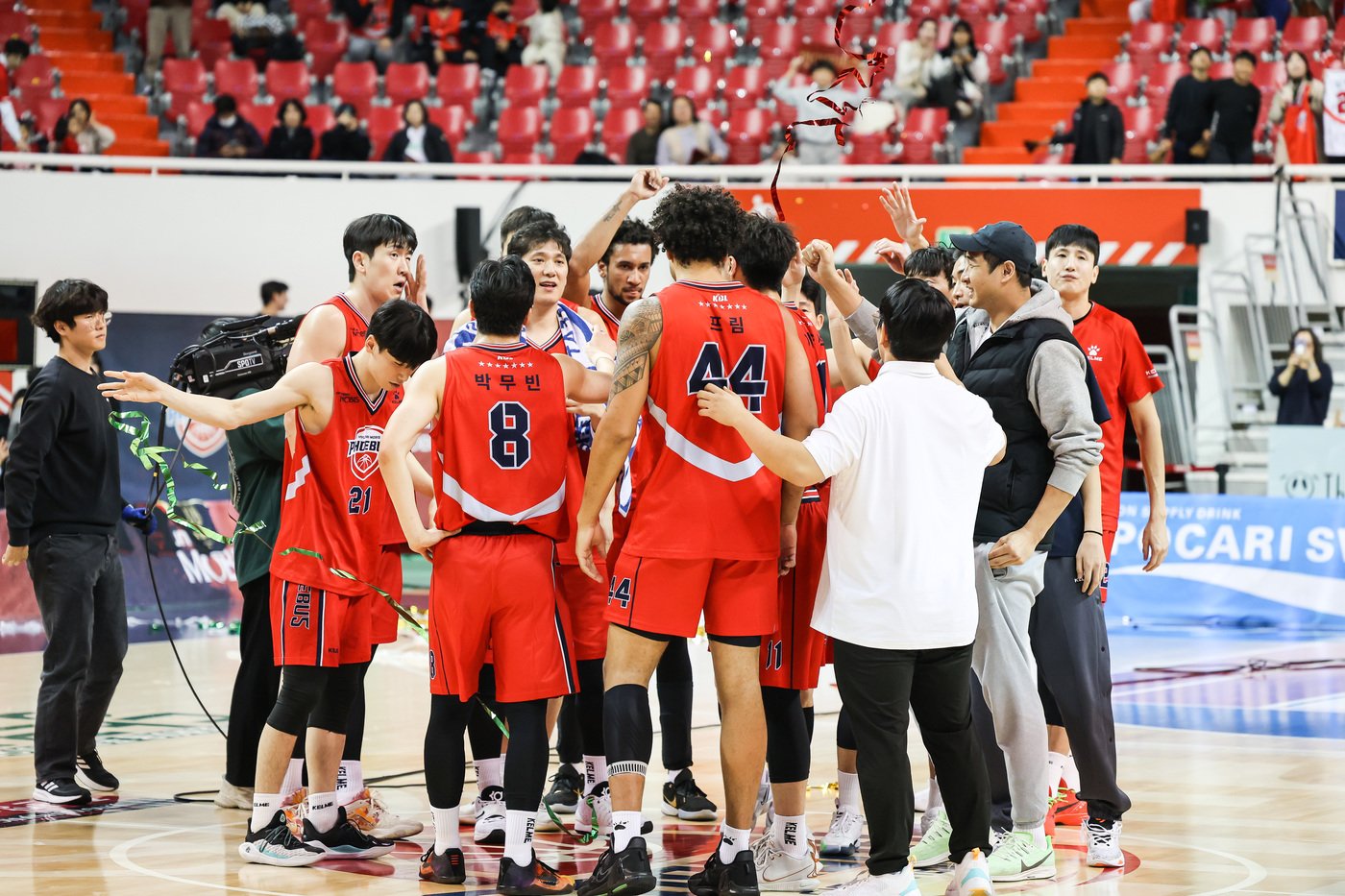 본문 이미지 - 현대모비스가 삼성을 꺾고 환하게 웃었다.(KBL 제공)