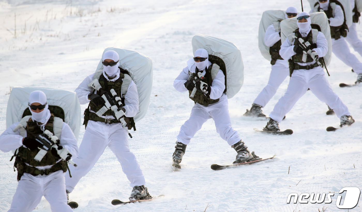 (평창=뉴스1) 이승배 기자 = 특전사 비호부대 돌풍대대원들이 지난 28일 강원도 평창군의 산악훈련장에서 '설한지 극복훈련' 주간 설상기동을 하고 있다. 2023.12.29/뉴스1 …