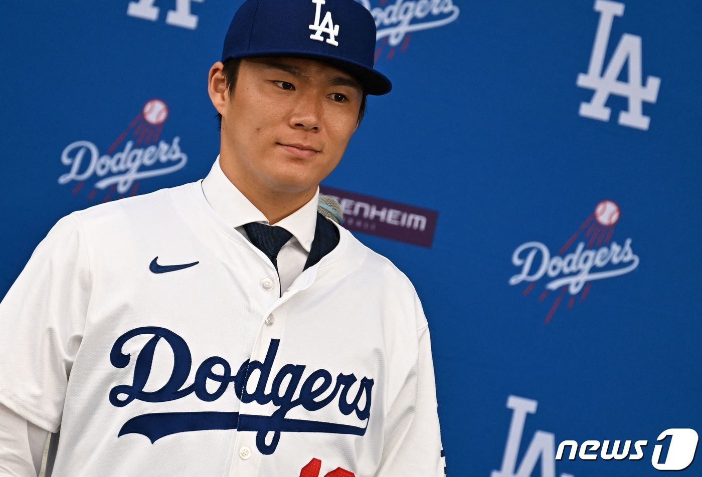 본문 이미지 - LA 다저스 유니폼을 입은 야마모토 요시노부. ⓒ AFP=뉴스1