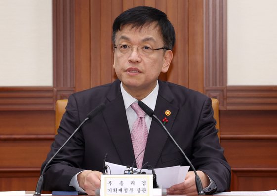본문 이미지 - 최상목 경제부총리 겸 기획재정부 장관이 지난달 29일 오전 서울 종로구 세종대로 정부서울청사에서 열린 비상경제장관회의에서 모두 발언을 하고 있다. 2023.12.29/뉴스1 ⓒ News1 김명섭 기자