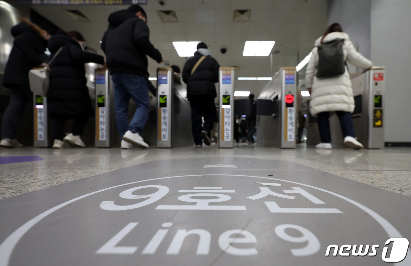 (서울=뉴스1) 김진환 기자 = 서울시가 오는 30일부터 지하철 9호선에 신규 전동차 6량 5편성을 투입해 30칸을 늘린다고 밝혔다.시는 내년 초까지 9호선에 신규 전동차를 18칸 …