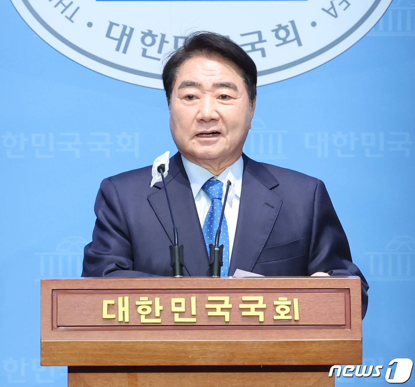 (서울=뉴스1) 송원영 기자 = 이석현 전 국회부의장이 29일 서울 여의도 국회 소통관에서 더불어민주당 탈당 기자회견을 하고 있다. 이날 이 전 국회부의장은 "저는 오늘 민주당 탈 …