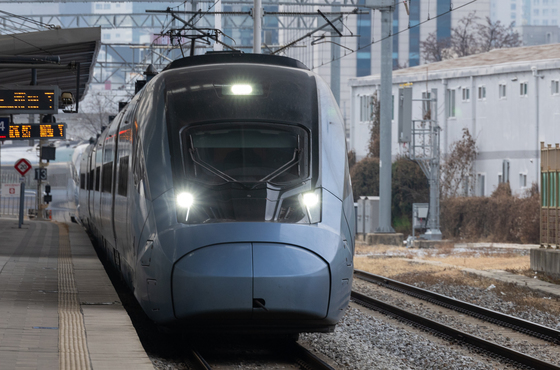 'KTX 승무원 욕설' 40대 사회복지사 벌금에 실직 위기까지