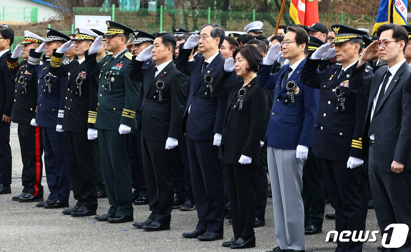 (서울=뉴스1) 사진공동취재단 = 한덕수 국무총리(오른쪽 다섯 번째) 등 참석자들이 29일 오전 서울 동작구 국립서울현충원 현충관에서 열린 올해 발굴된 6·25 전사자 214구의 …