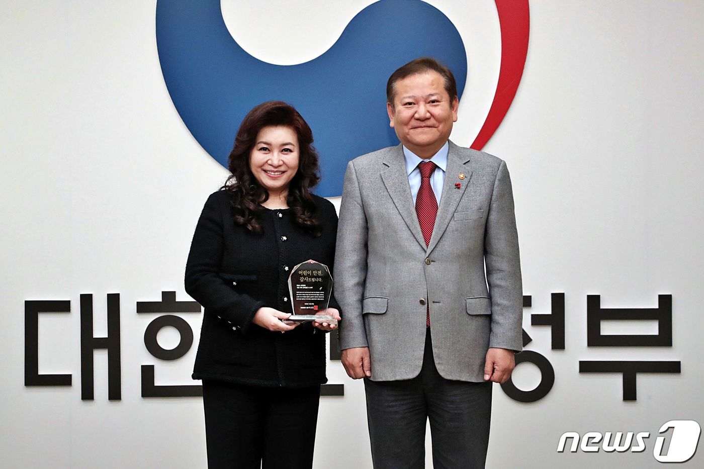 (서울=뉴스1) = 이상민 행정안전부 장관이 29일 오전 서울 종로구 세종대로 정부서울청사에서 열린 '어린이 안전 감사패 수여식'에서 오은영 정신건강의학과 박사와 기념촬영을 하고 …