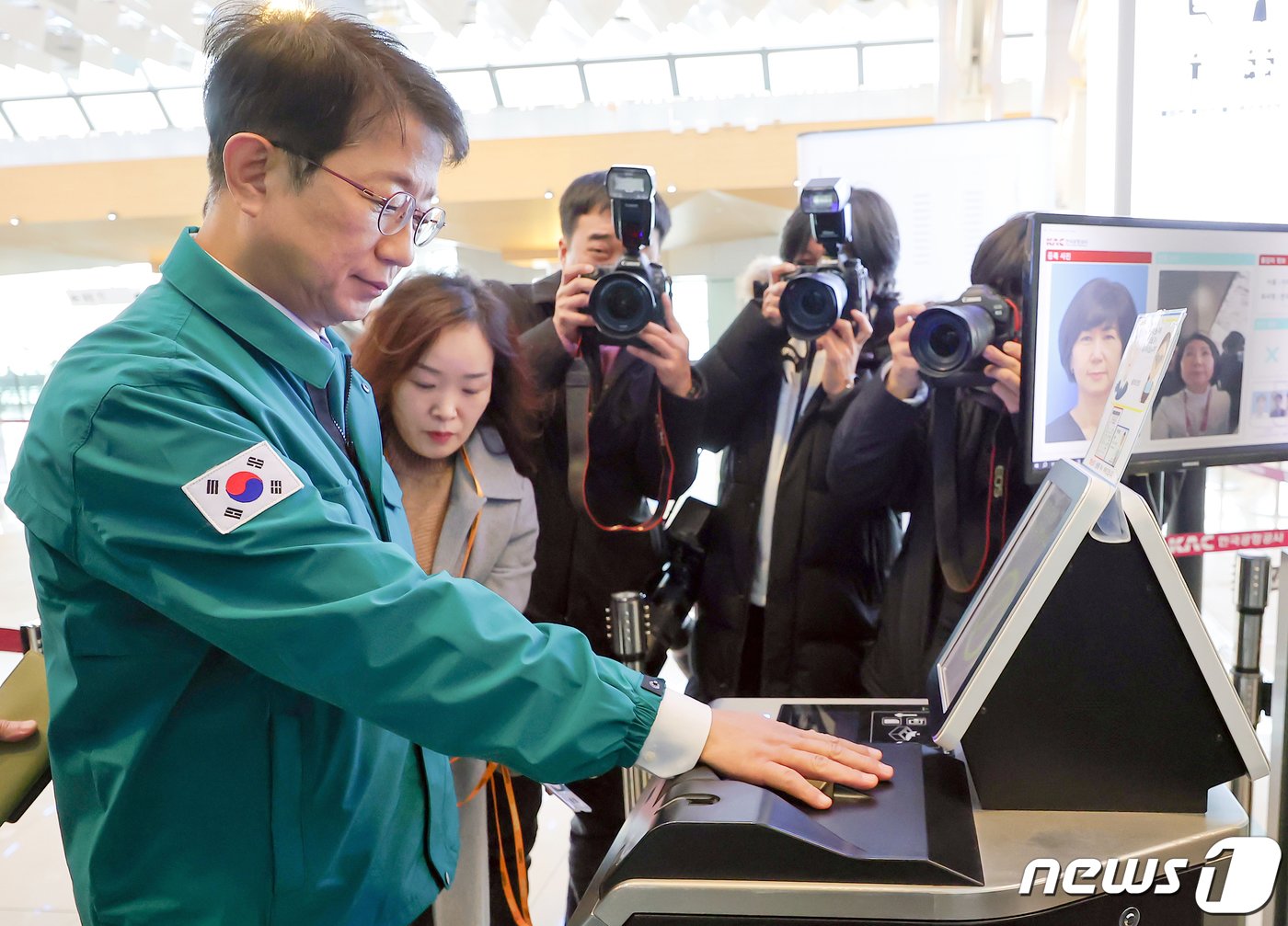 박상우 국토교통부 장관이 29일 오후 서울 강서구 하늘길 김포공항 3층 국내선 출발층에서 바이오패스 운영 상황을 점검하고 있다. 2023.12.29/뉴스1 ⓒ News1 김진환 기자