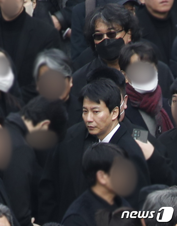 (서울=뉴스1) 사진공동취재단 = 29일 정오 서울 종로구 서울대병원 장례식장에서 열린 배우 고(故) 이선균의 발인식에서 봉중호 감독, 배우 김남길이 고인의 마지막 가는 길을 배웅 …