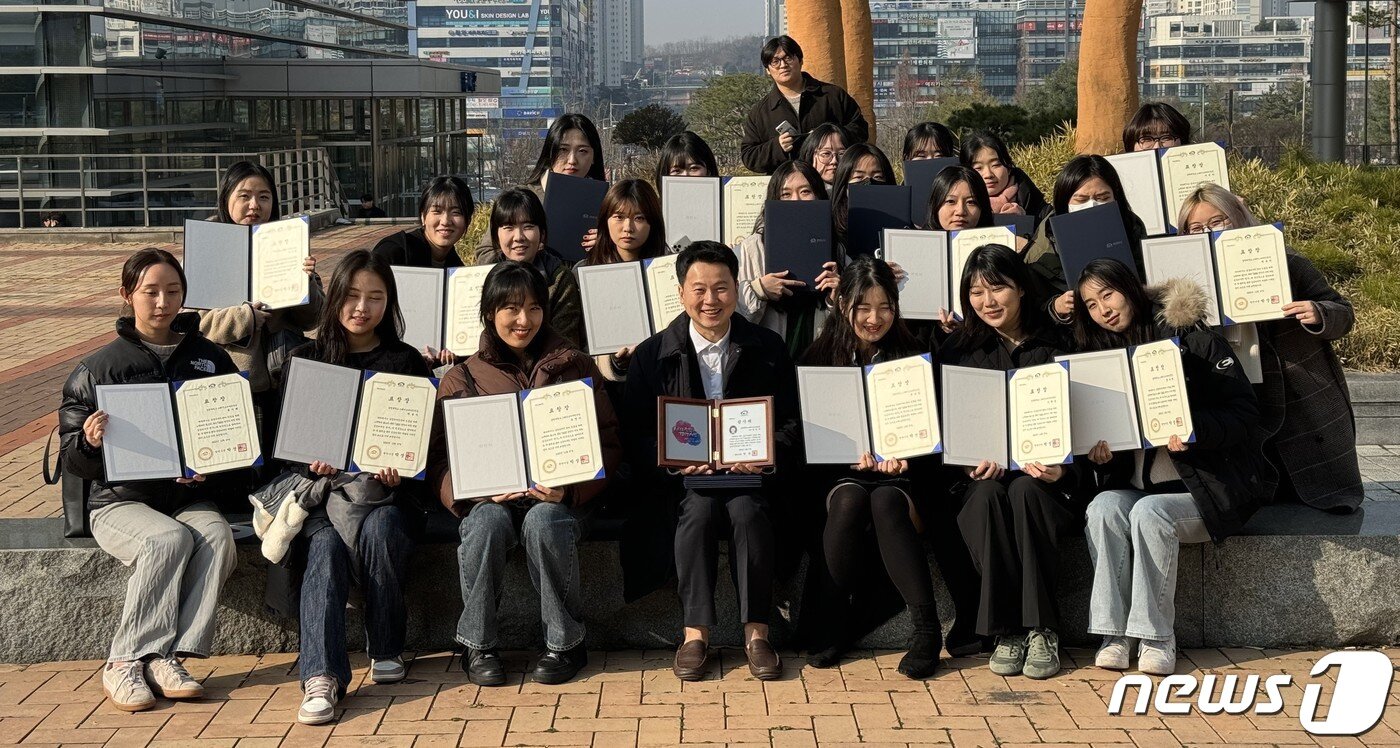 본문 이미지 - 상명대 정은석 스페이스디자인전공 교수와 학생들이 천안시로부터 표창창을 받은 뒤 기념촬영하고 있다. /뉴스1