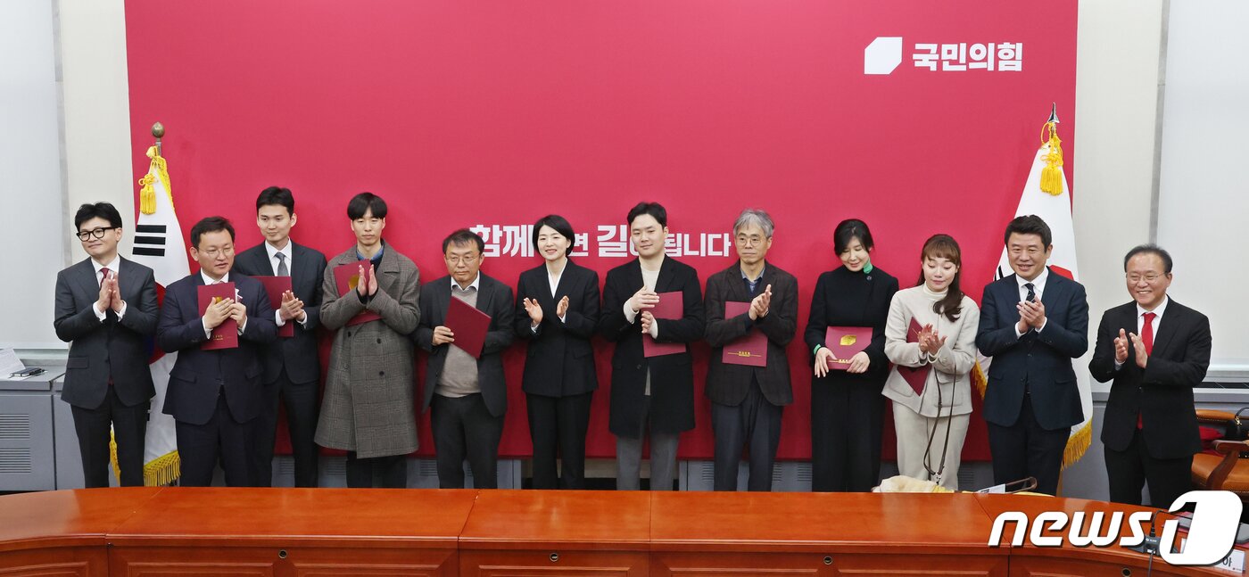 본문 이미지 - 한동훈 국민의힘 비상대책위원장이 29일 오후 서울 여의도 국회에서 열린 비상대책위원 임명장 수여식 및 제1차 비상대책위원회의에서 비대위원들과 박수를 치고 있다. 왼쪽부터 한 위원장, 김형동 비서실장, 박은식, 윤도현, 민경우, 한지아, 구자룡, 김경율, 장서정, 김예지, 유의동, 윤재옥 비대위원. 2023.12.29/뉴스1 ⓒ News1 황기선 기자