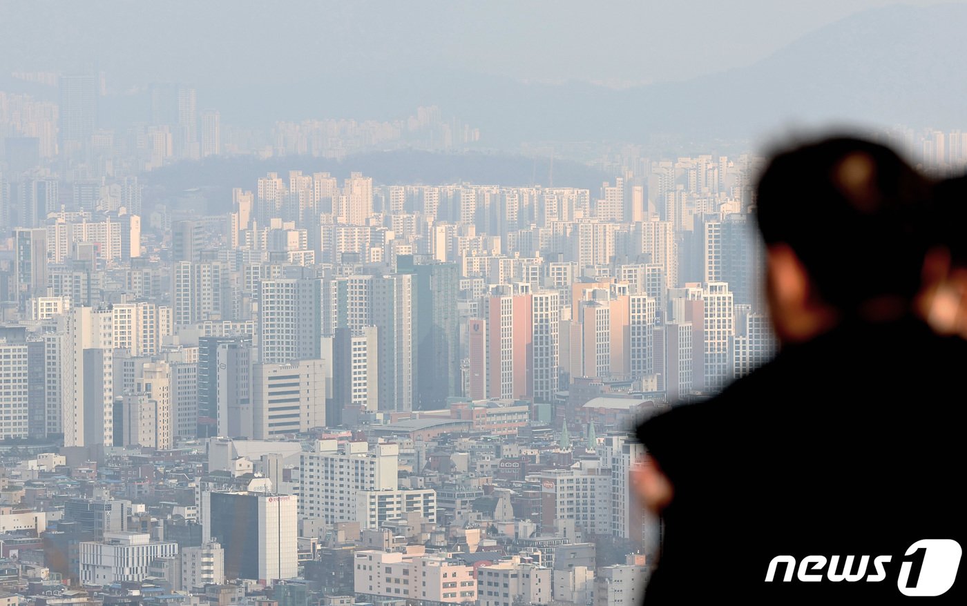 본문 이미지 - 서울 남산에서 내려다 본 서울의 아파트 단지.  2023.12.29/뉴스1 ⓒ News1 구윤성 기자