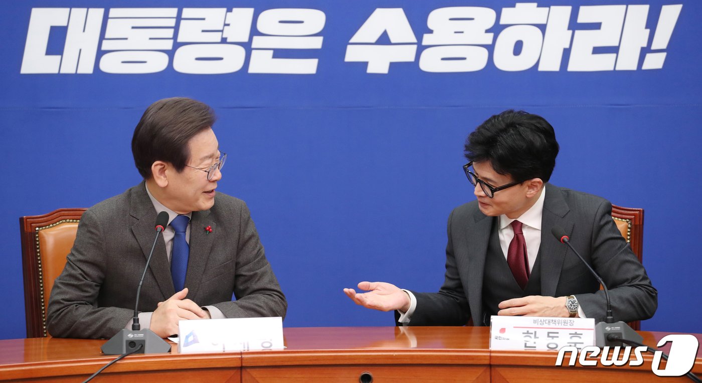 본문 이미지 - 한동훈 국민의힘 비상대책위원장과 이재명 더불어민주당 대표가 29일 서울 여의도 국회 민주당 대표실에서 회동을 하고 있다. (공동취재) 2023.12.29/뉴스1 ⓒ News1 ,송원영 기자