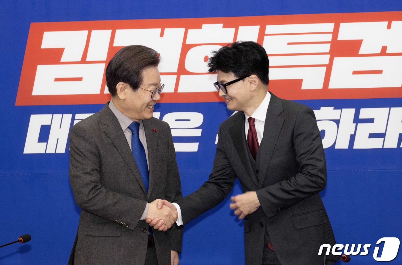 본문 이미지 - 한동훈 당시 국민의힘 비상대책위원장과 이재명 더불어민주당 대표가 서울 여의도 국회 민주당 대표실에서 회동을 하고 있다. &#40;공동취재&#41; 2023.12.29/뉴스1 ⓒ News1 ,송원영 기자