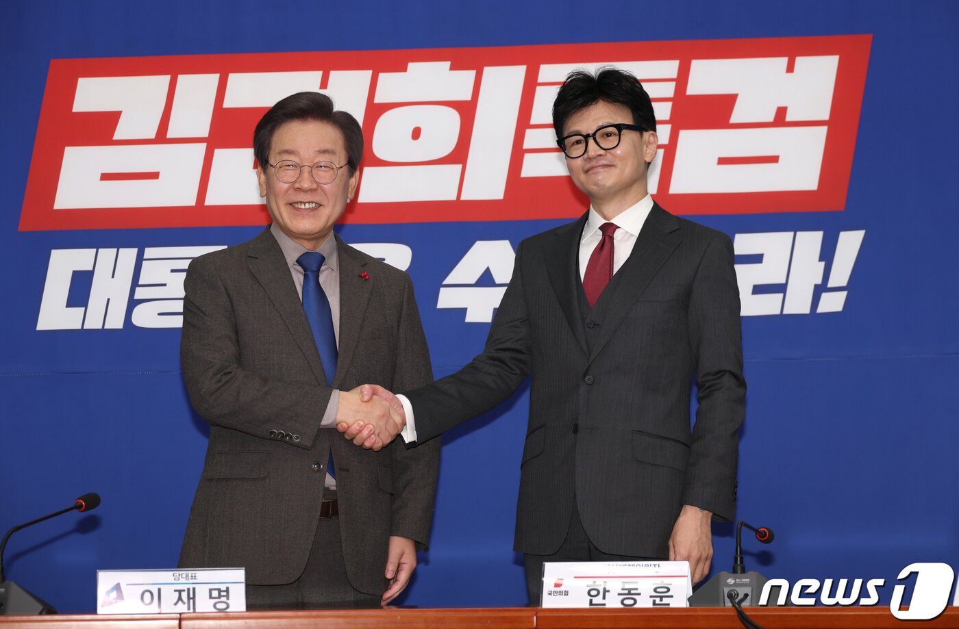 본문 이미지 - 한동훈 국민의힘 비상대책위원장과 이재명 더불어민주당 대표가 29일 서울 여의도 국회 민주당 대표실에서 회동을 하고 있다. (공동취재) 2023.12.29/뉴스1 ⓒ News1 ,송원영 기자