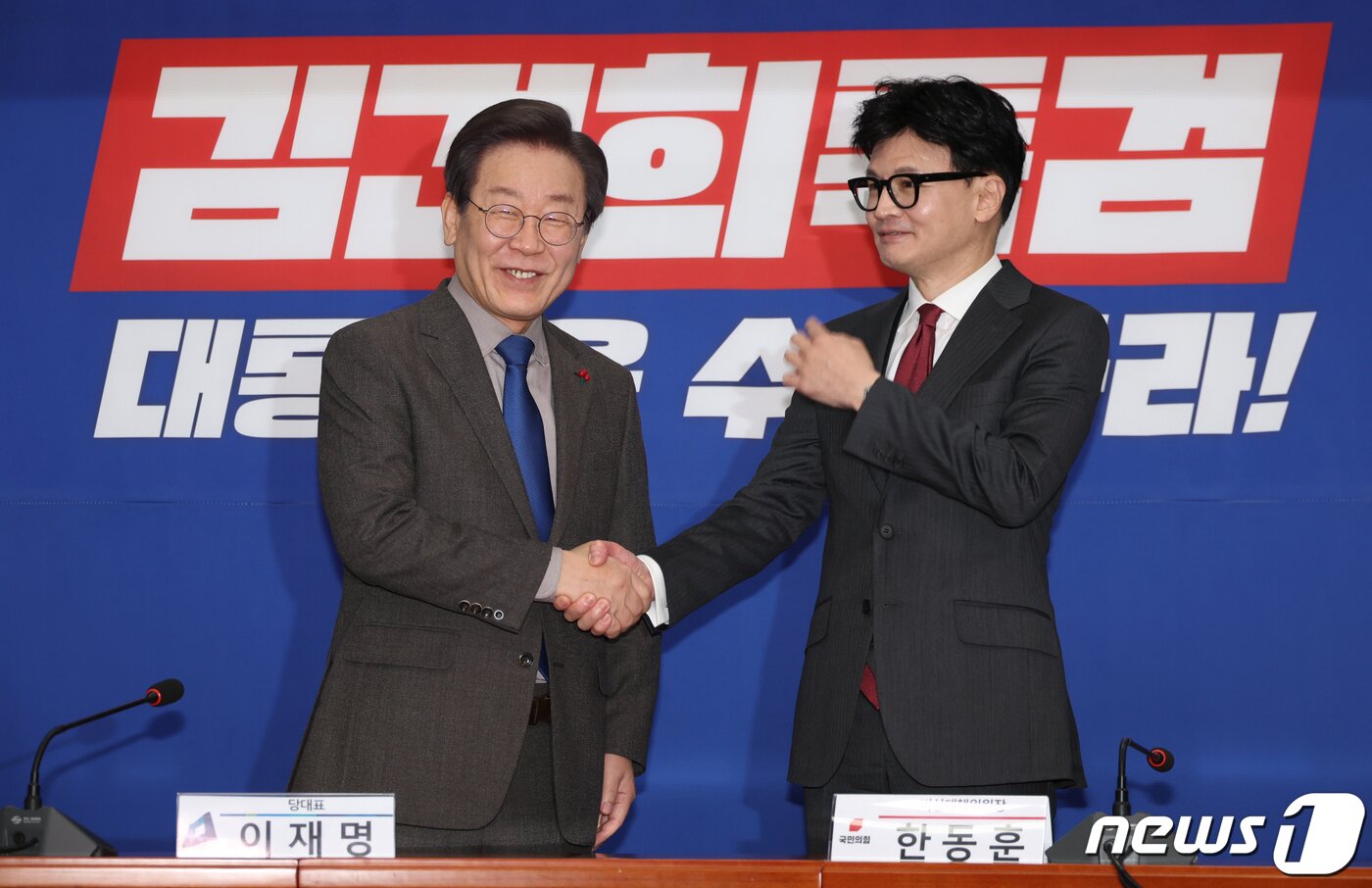 본문 이미지 - 한동훈 국민의힘 대표와 이재명 더불어민주당 대표가 작년 12월 29일 서울 여의도 국회 민주당 대표실에서 첫 회동하는 모습 &#40;뉴스1 DB&#41;