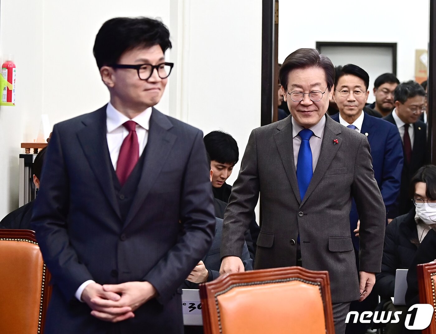 본문 이미지 - 한동훈 국민의힘 대표와 이재명 더불어민주당 대표가 작년 12월 29일 서울 여의도 국회 민주당 대표실에서 첫 회동을 위해 입하는 모습 &#40;뉴스1 DB&#41;