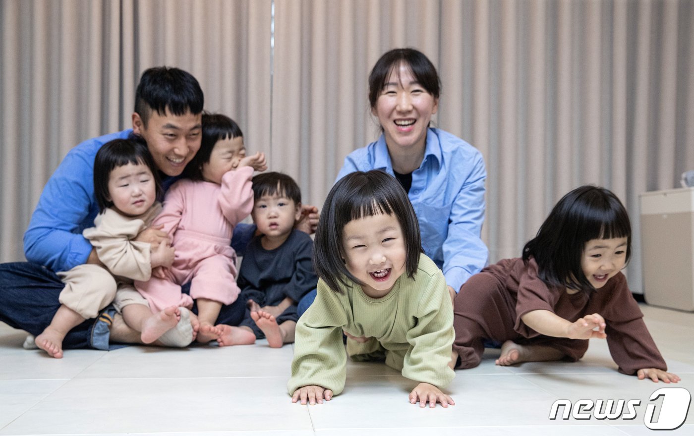  1991년생 동갑내기 부부 김진수, 서혜정 대위는 아이를 낳지 않는 대한민국의 현실 속에서도 수현, 이현, 재민, 소현, 서현 다섯 쌍둥이를 사랑으로 키워내고 있었다. 사랑스러운 오둥이 가족의 모습을 지난 성탄절에 뉴스1 카메라가 담았다. 2023.12.31/뉴스1