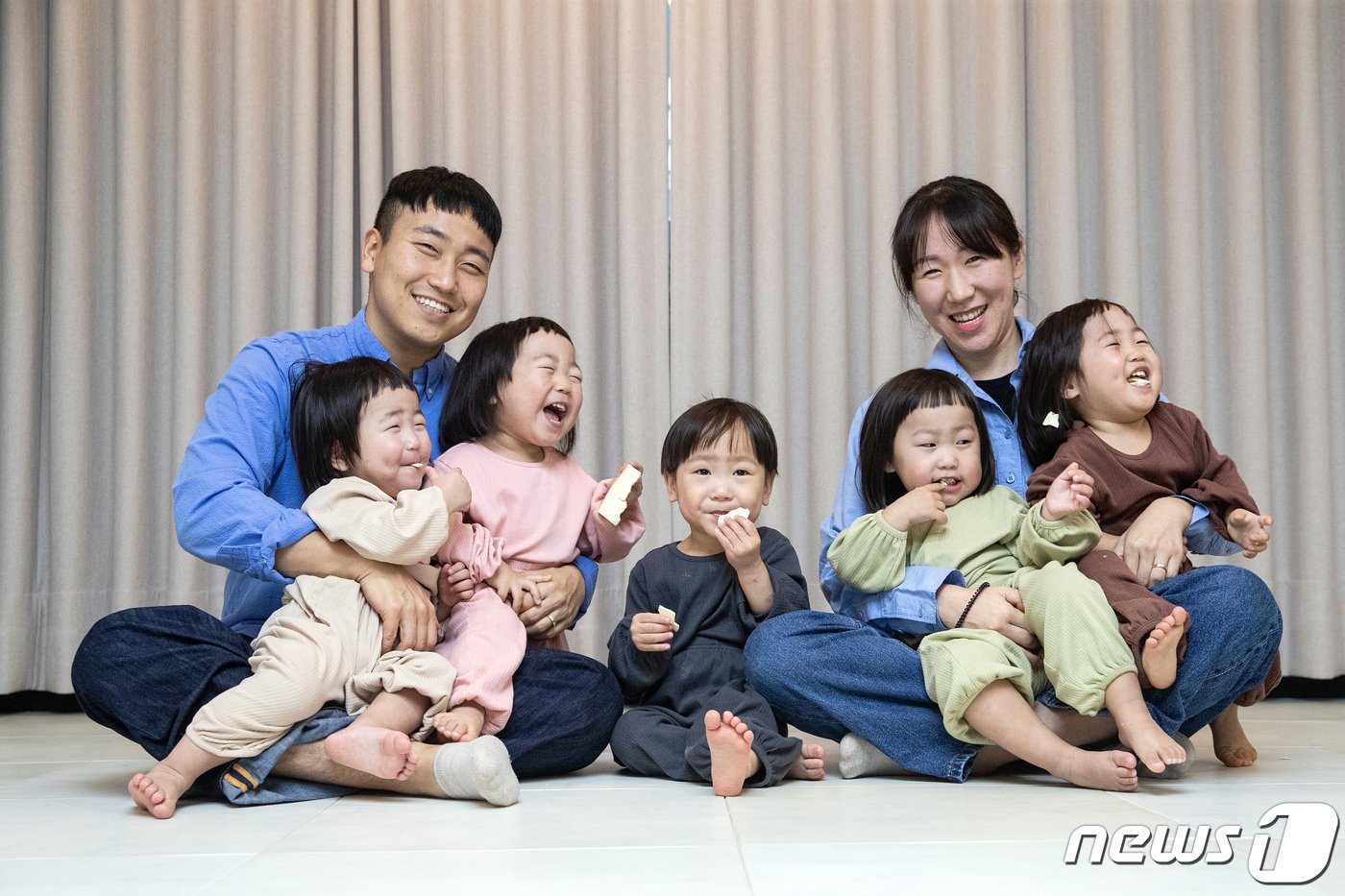  1991년생 동갑내기 부부 김진수, 서혜정 대위는 아이를 낳지 않는 대한민국의 현실 속에서도 수현, 이현, 재민, 소현, 서현 다섯 쌍둥이를 사랑으로 키워내고 있었다. 사랑스러운 오둥이 가족의 모습을 지난 성탄절에 뉴스1 카메라가 담았다. 2023.12.31/뉴스1