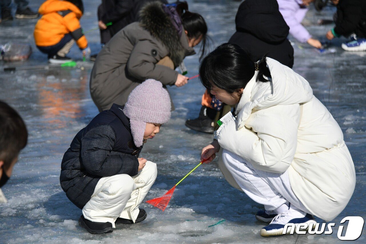 제15회 평창송어축제 개막.&#40;평창군 제공&#41; 2023.12.29/뉴스1