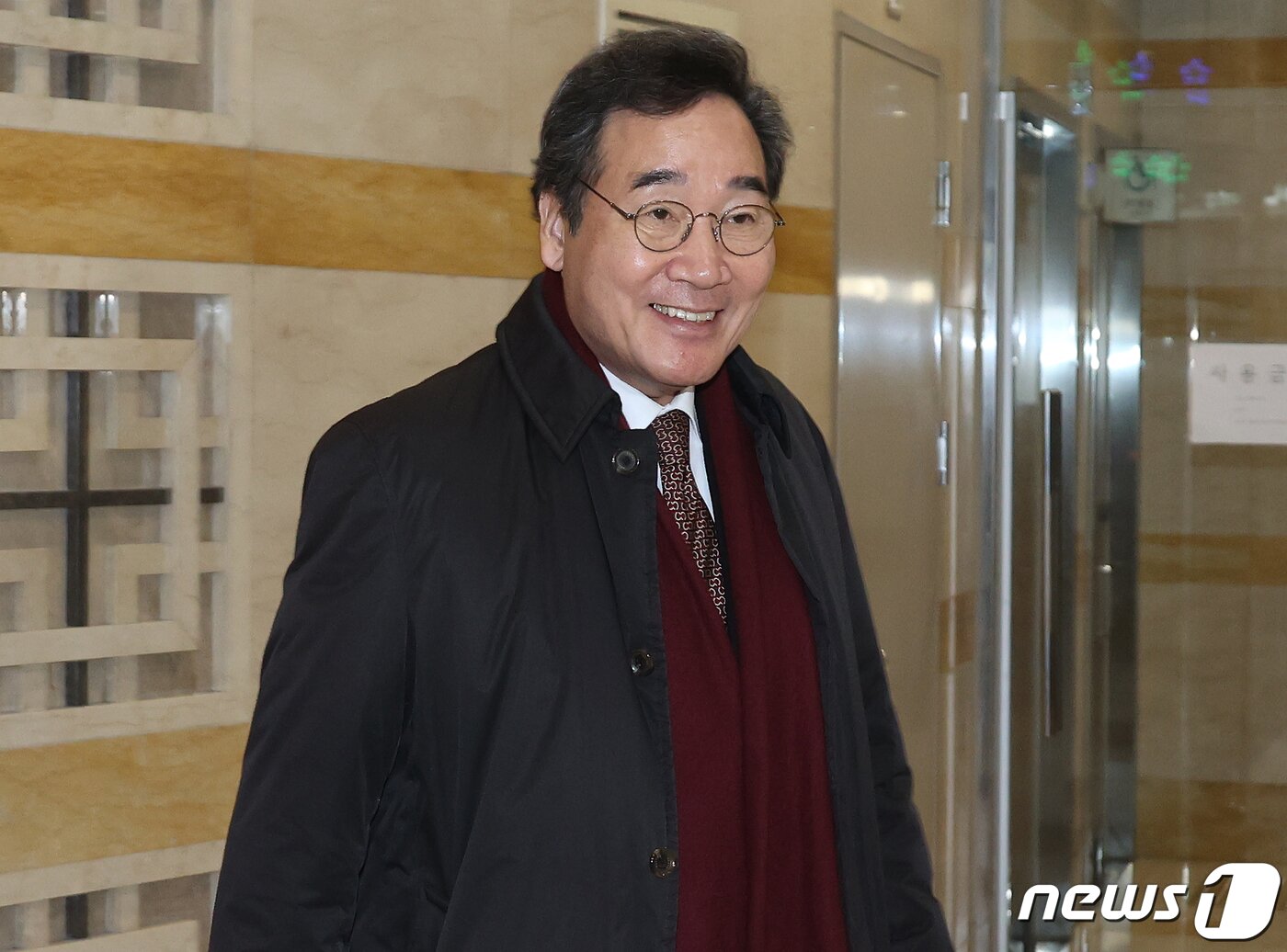 본문 이미지 - 이낙연 전 국무총리가 29일 오후 서울 종로구에 위치한 사무실을 나서고 있다. 이날 이 전 총리 사무실에서 이재명 더불어민주당 대표와의 예정되었던 회동은 취소됐다. 2023.12.29/뉴스1 ⓒ News1 국회사진취재단