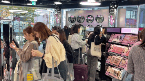 본문 이미지 - 11월 1일 서울 중구 '올리브영 명동 타운' 색조 코너에서 외국인 관광객들이 상품을 살펴보고 있다.ⓒ News1 한지명 기자