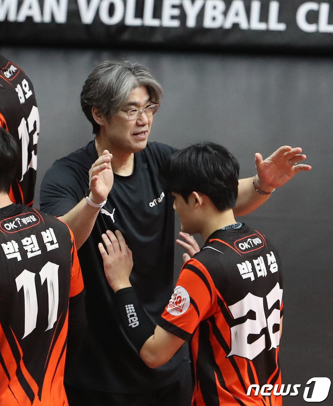 (안산=뉴스1) 김영운 기자 = 29일 오후 경기 안산시 상록수체육관에서 열린 남자 프로배구 '2023-2024 도드람 V리그' OK금융그룹과 대한항공 점보스의 경기에서 OK금융그 …