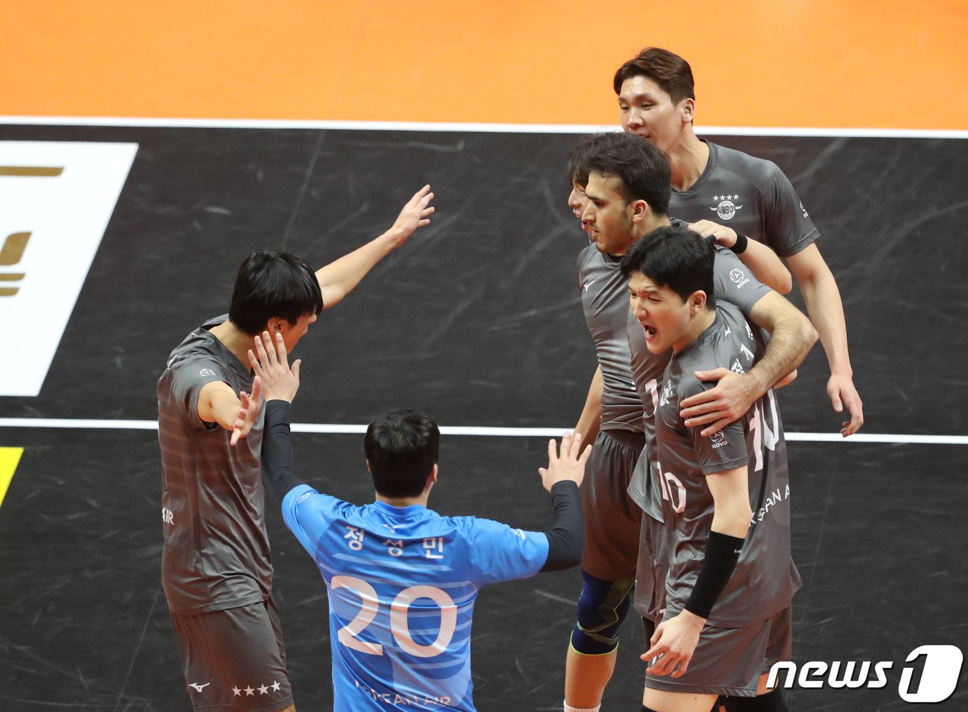 본문 이미지 - 29일 오후 경기 안산시 상록수체육관에서 열린 남자 프로배구 '2023-2024 도드람 V리그' OK금융그룹과 대한항공 점보스의 경기에서 대한항공 선수들이 득점에 성공한 뒤 기뻐하고 있다. 2023.12.29/뉴스1 ⓒ News1 김영운 기자