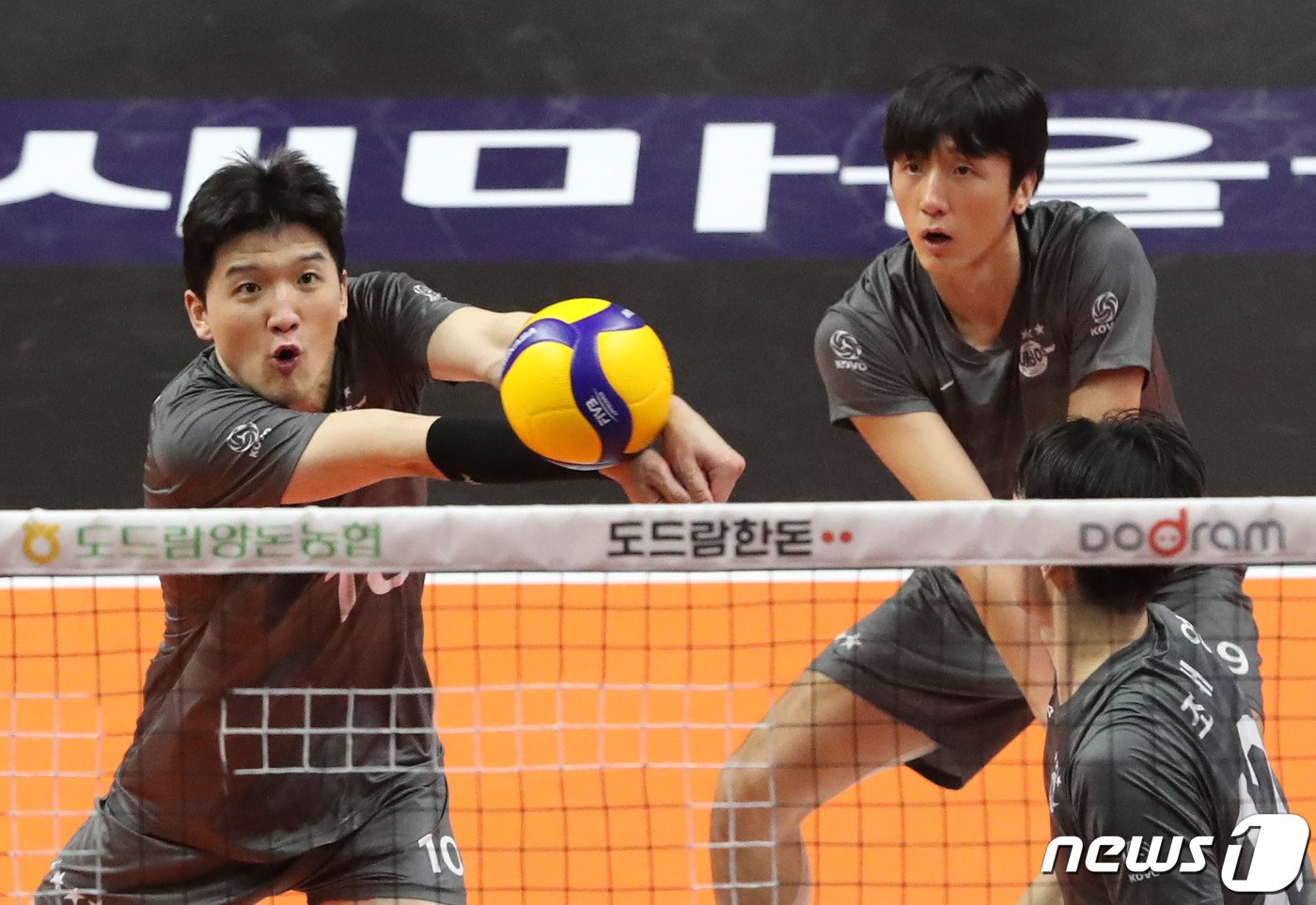 본문 이미지 - 29일 오후 경기 안산시 상록수체육관에서 열린 남자 프로배구 '2023-2024 도드람 V리그' OK금융그룹과 대한항공 점보스의 경기에서 대한항공 정지석이 리시브를 하고 있다. 2023.12.29/뉴스1 ⓒ News1 김영운 기자