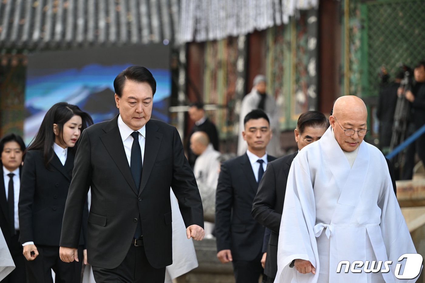 윤석열 대통령과 김건희 여사가 2일 서울 종로구 조계사에 마련된 대한불교 조계종 전 총무원장 자승 스님의 분향소를 찾아 조문한 후 이동하고 있다. &#40;대통령실 제공&#41; 2023.12.2/뉴스1 ⓒ News1 오대일 기자