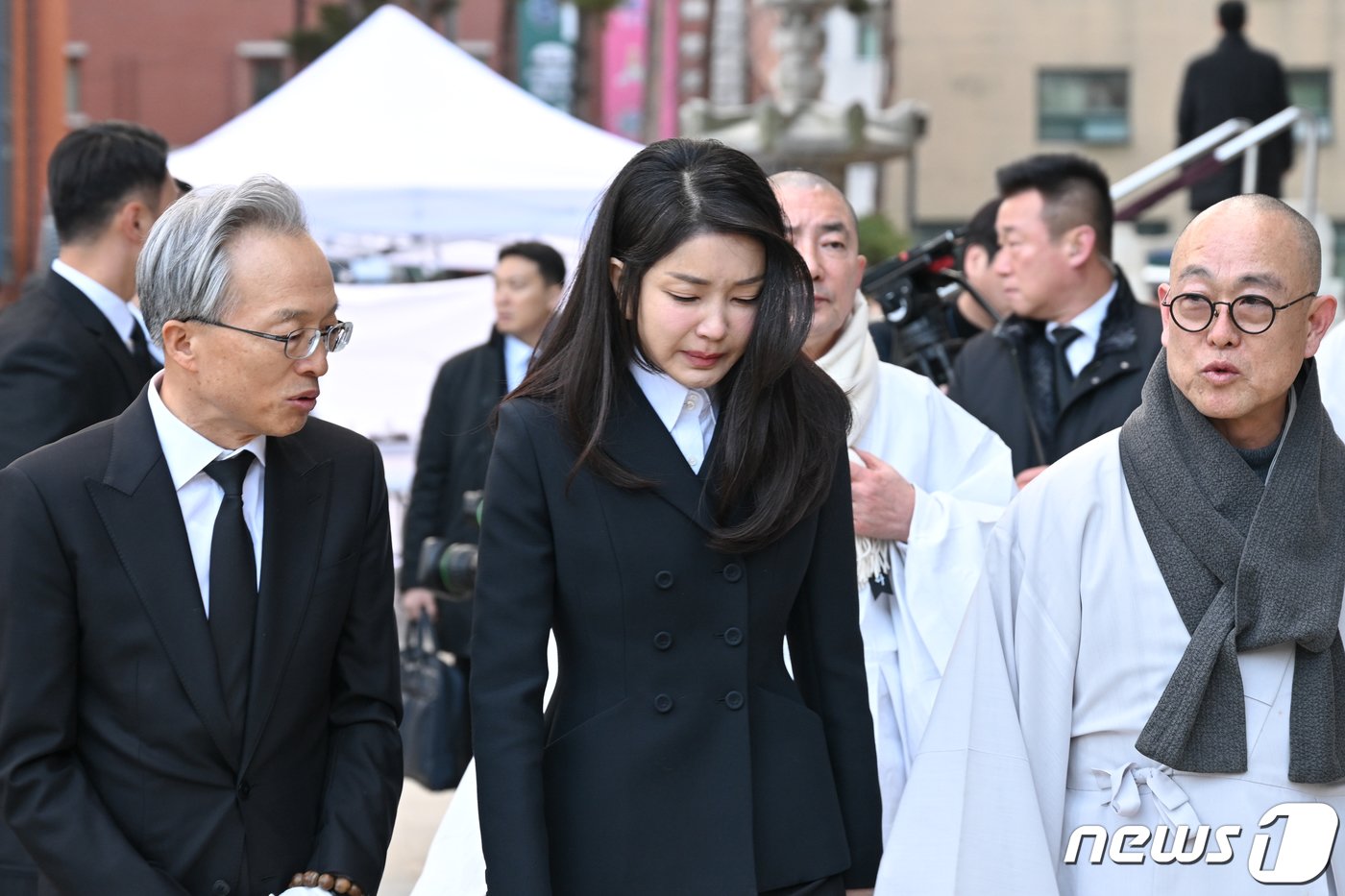 본문 이미지 - 김건희 여사가 2일 서울 종로구 조계사에 마련된 대한불교 조계종 전 총무원장 자승 스님의 분향소를 찾아 조문한 후 이동하고 있다. (대통령실 제공) 2023.12.2/뉴스1 ⓒ News1 오대일 기자