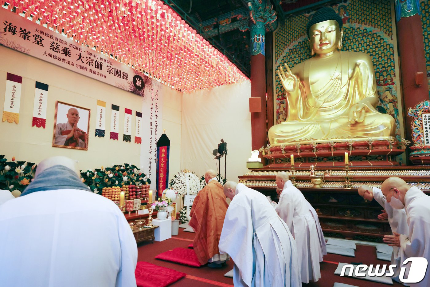 본문 이미지 - 3일 오전 서울 종로구 조계사 대웅전에 마련된 자승 스님의 분향소에서 승려들과 불자들이 영결식을 앞두고 자승 스님을 기리는 예불을 올리고 있다. 자승스님은 지난달 29일 경기 안성시 칠장사 내 승려들이 거처하는 요사채에서 난 불로 입적했다. 2023.12.3/뉴스1 ⓒ News1 민경석 기자