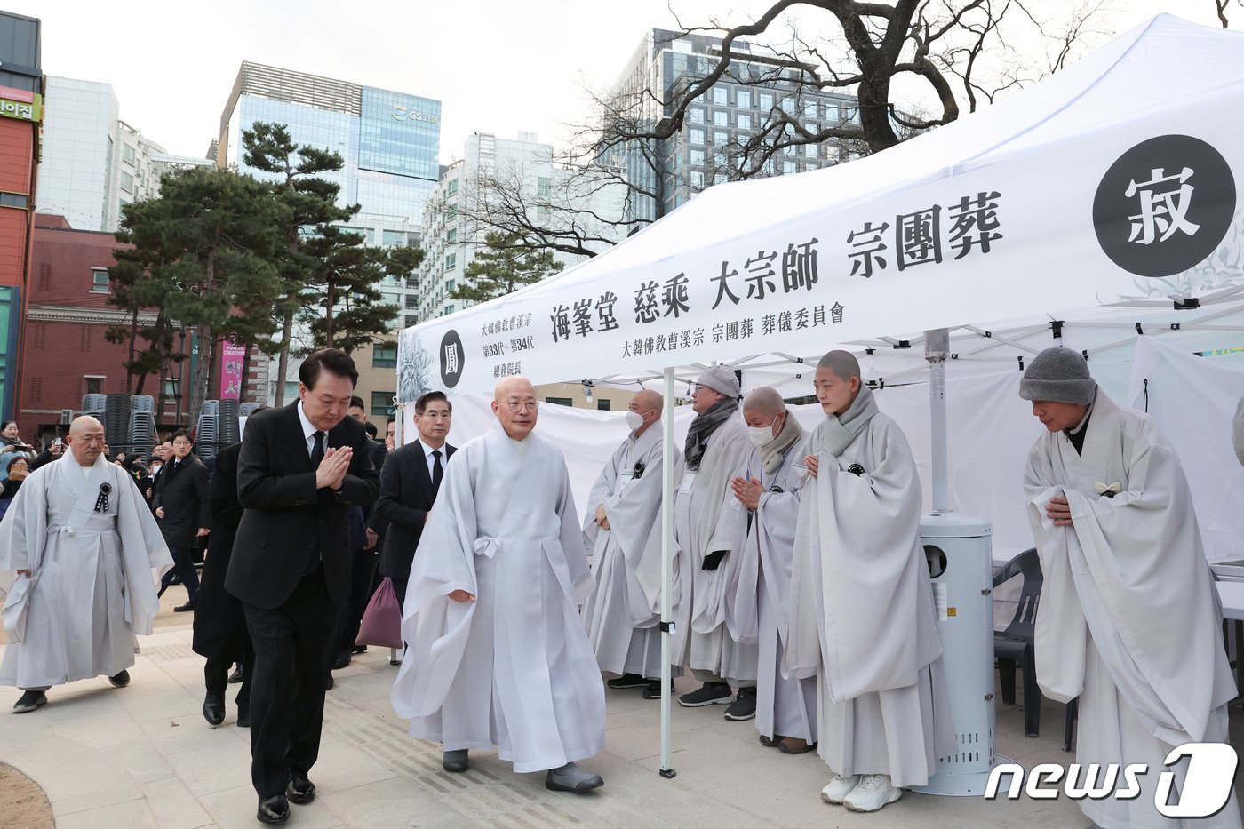 윤석열 대통령이 2일 서울 종로구 조계사에 마련된 대한불교 조계종 전 총무원장 자승 스님의 분향소를 찾아 조문한 후 차담회 장소로 이동하며 합장 인사하고 있다. &#40;대통령실 제공&#41; 2023.12.2/뉴스1 ⓒ News1 오대일 기자