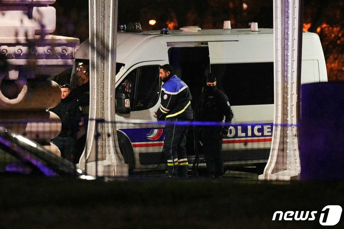 2일&#40;현지시간&#41; 프랑스 파리에서 흉기 난동이 벌어져 경찰이 현장에 출동해 있다. 2023.12.02 ⓒ AFP=뉴스1 ⓒ News1 정지윤 기자