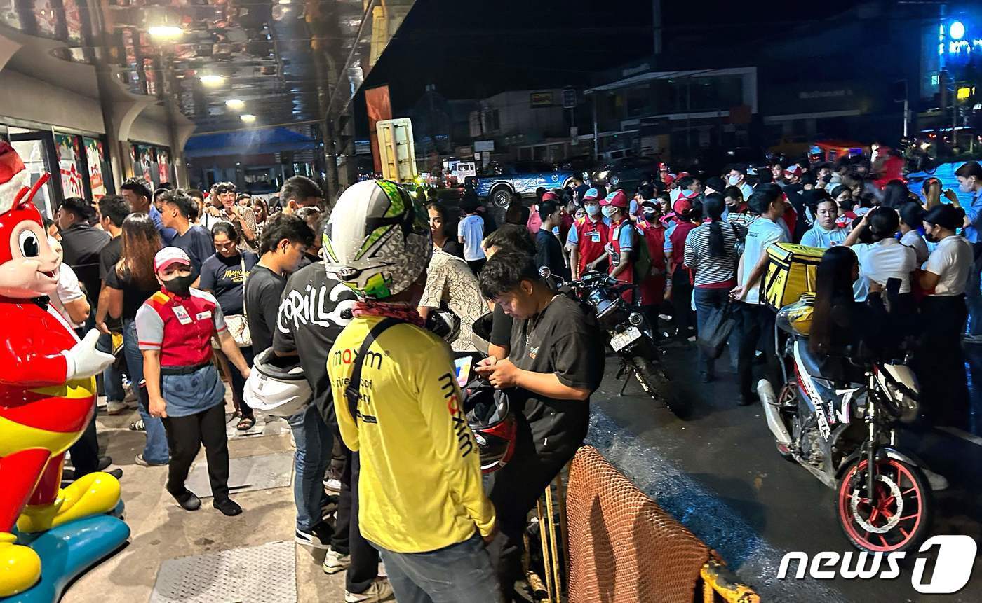 본문 이미지 - 2일(현지시간) 밤늦게 필리핀 남부에서 규모 7.6의 강진이 발생해 시민들이 건물 밖으로 대피한 모습. 2023.12.02/ ⓒ AFP=뉴스1 ⓒ News1 박재하 기자