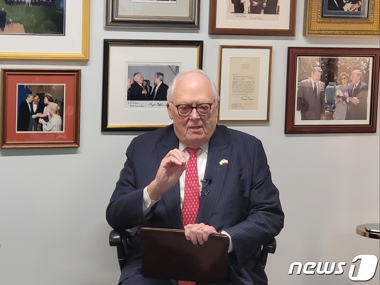 본문 이미지 - 에드윈 퓰너 헤리티지재단 아시아연구센터 회장이 지난달 28일(현지시간) 미 워싱턴DC 인근 자신의 사무실에서 대한무역투자진흥공사(Kotra·코트라) 주관으로 워싱턴특파원단과 공동인터뷰를 하고 있다.