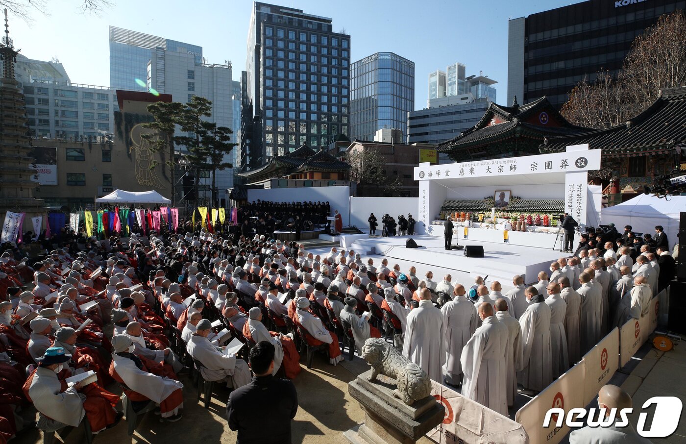 본문 이미지 - 3일 서울 종로구 대한불교조계종 총본산 조계사에서 제33대·제34대 총무원장 해봉당 자승 대종사 종단장 영결식이 거행되고 있다. &#40;사진공동취재단&#41; 2023.12.3/뉴스1