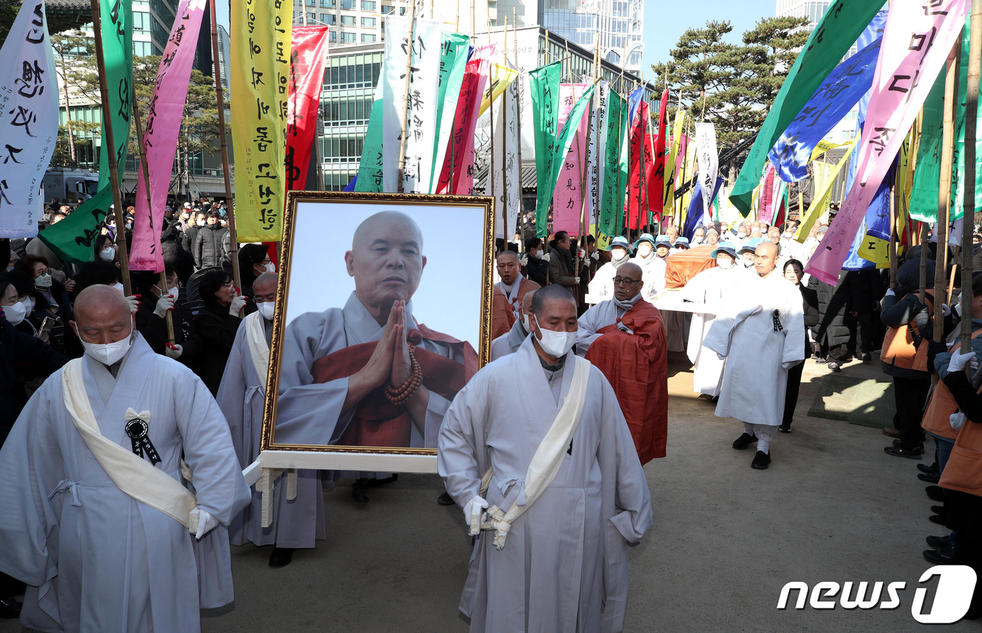 (서울=뉴스1) = 3일 서울 종로구 대한불교조계종 총본산 조계사에서 열린 제33대·제34대 총무원장 해봉당 자승 대종사 종단장 영결식에서 자승스님의 법구가 이운되고 있다. (사진 …