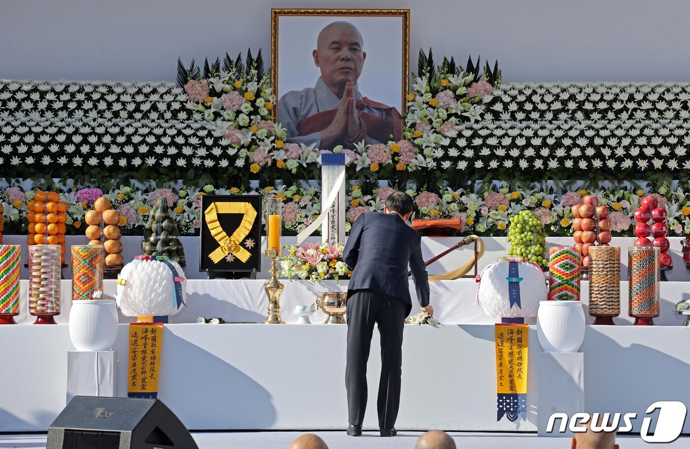 본문 이미지 - 한덕수 국무총리가 3일 서울 종로구 대한불교조계종 총본산 조계사에서 열린 제33대·제34대 총무원장 해봉당 자승 대종사 종단장 영결식에서 헌화를 하고 있다. &#40;사진공동취재단&#41; 2023.12.3/뉴스1