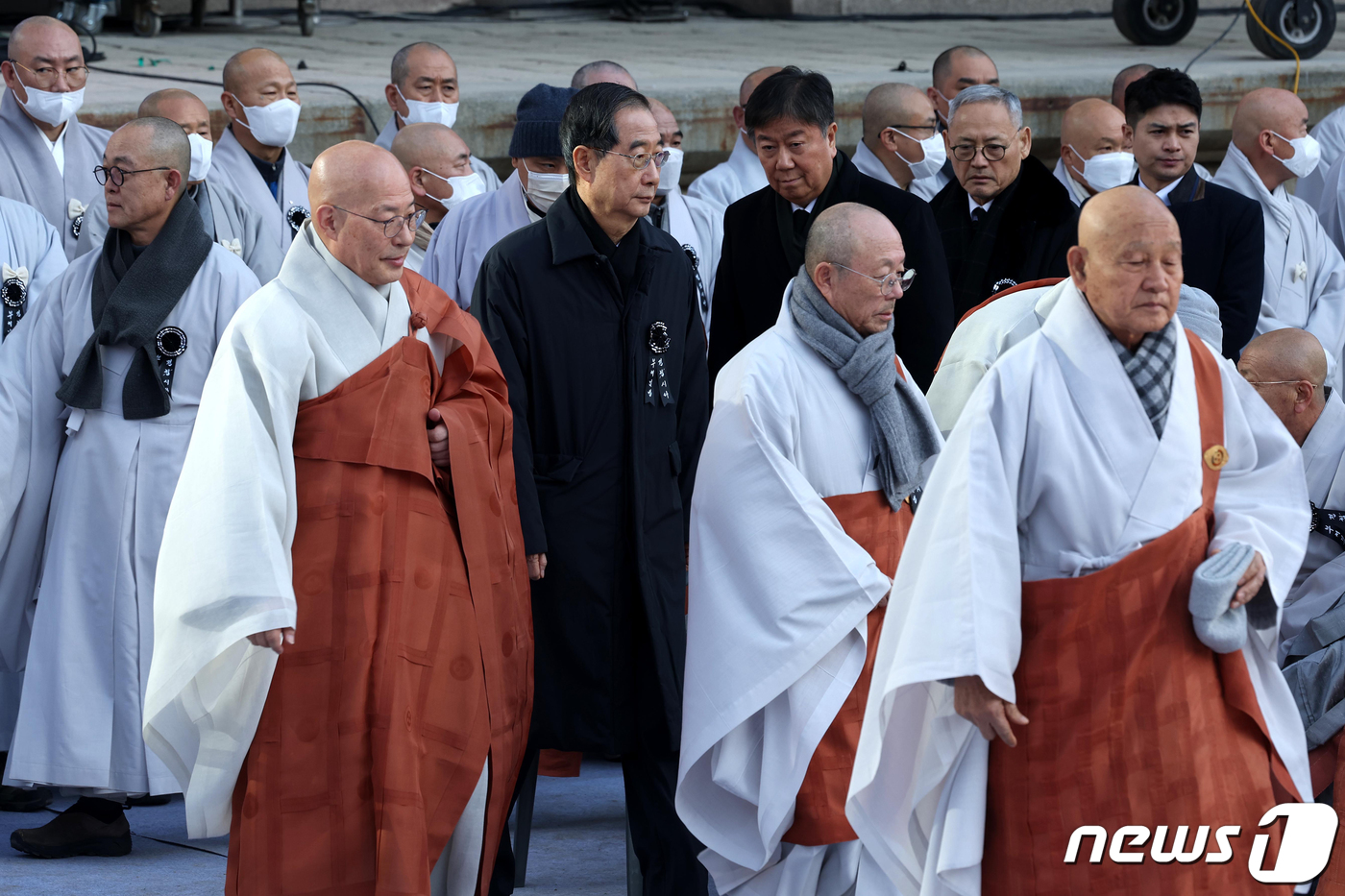 (서울=뉴스1) = 한덕수 국무총리와 김대기 비서실장, 유인촌 문화체육관광부 장관이 3일 서울 종로구 조계사에서 엄수된 해봉당 자승 대종사 영결식에 참석하고 있다. (사진공동취재단 …