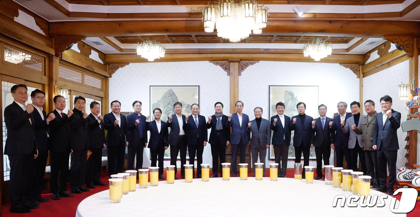 한덕수 국무총리와 김기현 국민의힘 대표, 김대기 대통령비서실장을 비롯한 참석자들이 3일 서울 종로구 국무총리 서울공관에서 열린 고위당정협의회에 앞서 기념 촬영을 하고 있다. &#40;공동취재&#41; 2023.12.3/뉴스1 ⓒ News1 유승관 기자