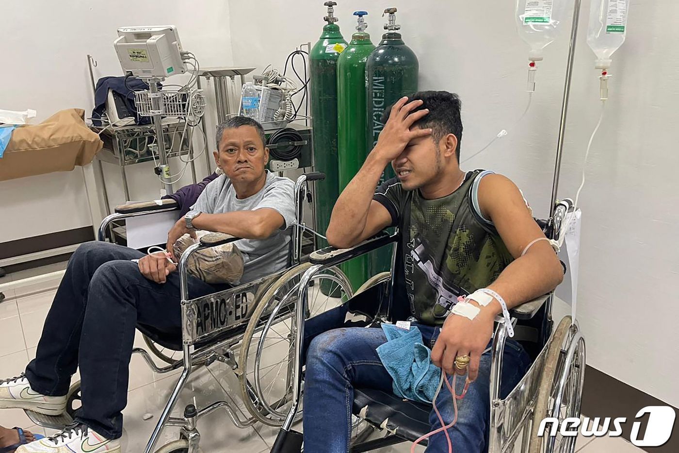 본문 이미지 - 3일(현지시간) 필리핀 민다나오섬 라나오델수르주 주도 마라위의 한 대학교 체육관에서 열린 가톨릭 미사 중 일어난 폭발 사고로 부상한 환자들이 병원에서 치료를 받고 있다. 2023.12.03 ⓒ AFP=뉴스1 ⓒ News1 정지윤 기자