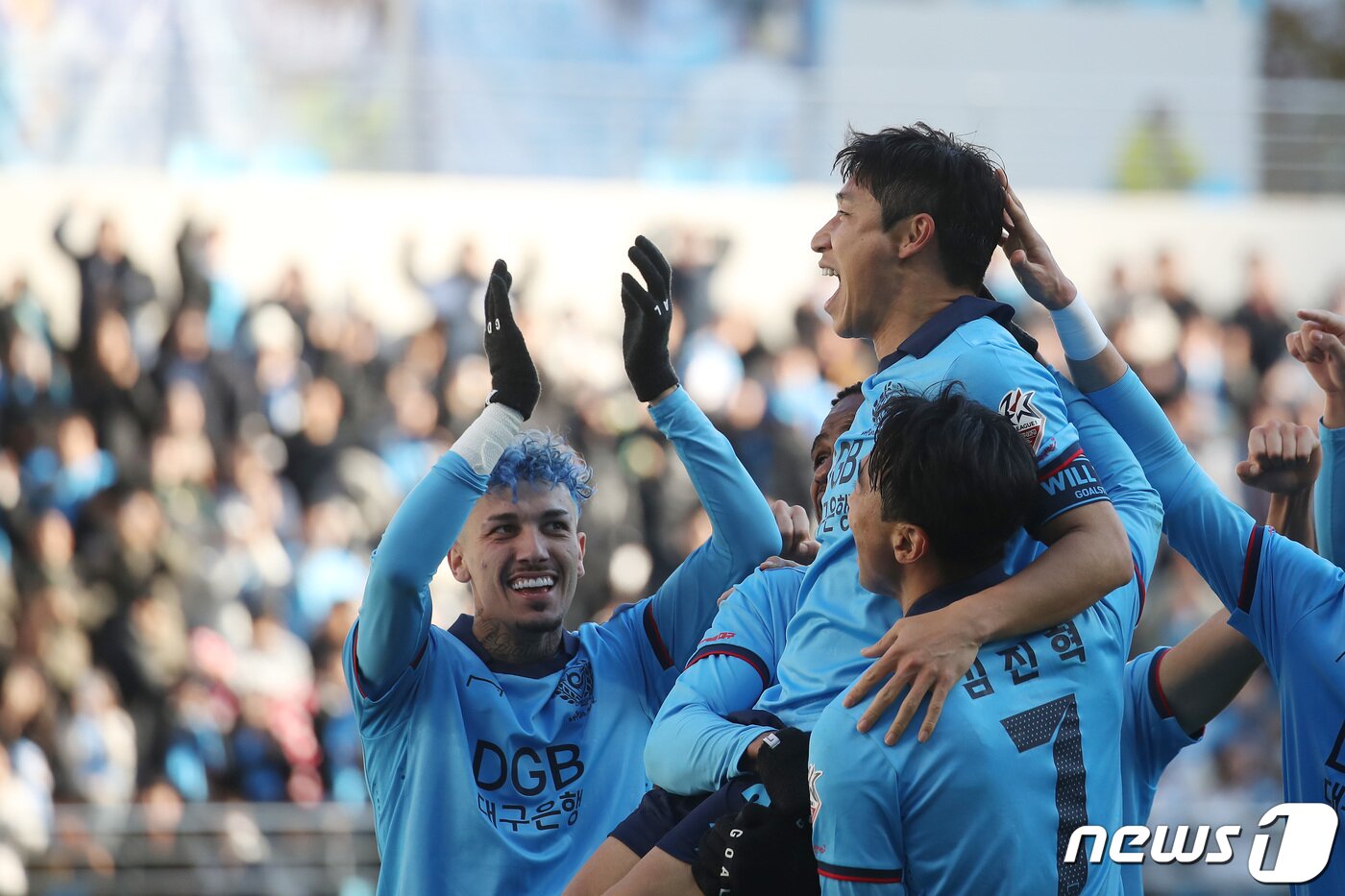 본문 이미지 - 3일 오후 대구 북구 DGB대구은행파크에서 열린 프로축구 '2023 하나원큐 K리그1' 38라운드 대구FC와 인천Utd의 시즌 마지막 경기, 이 경기를 끝으로 은퇴하는 대구 이근호가 전반전 에드가의 첫 골에 동료들과 함께 기뻐하고 있다. 2023.12.3/뉴스1 ⓒ News1 공정식 기자