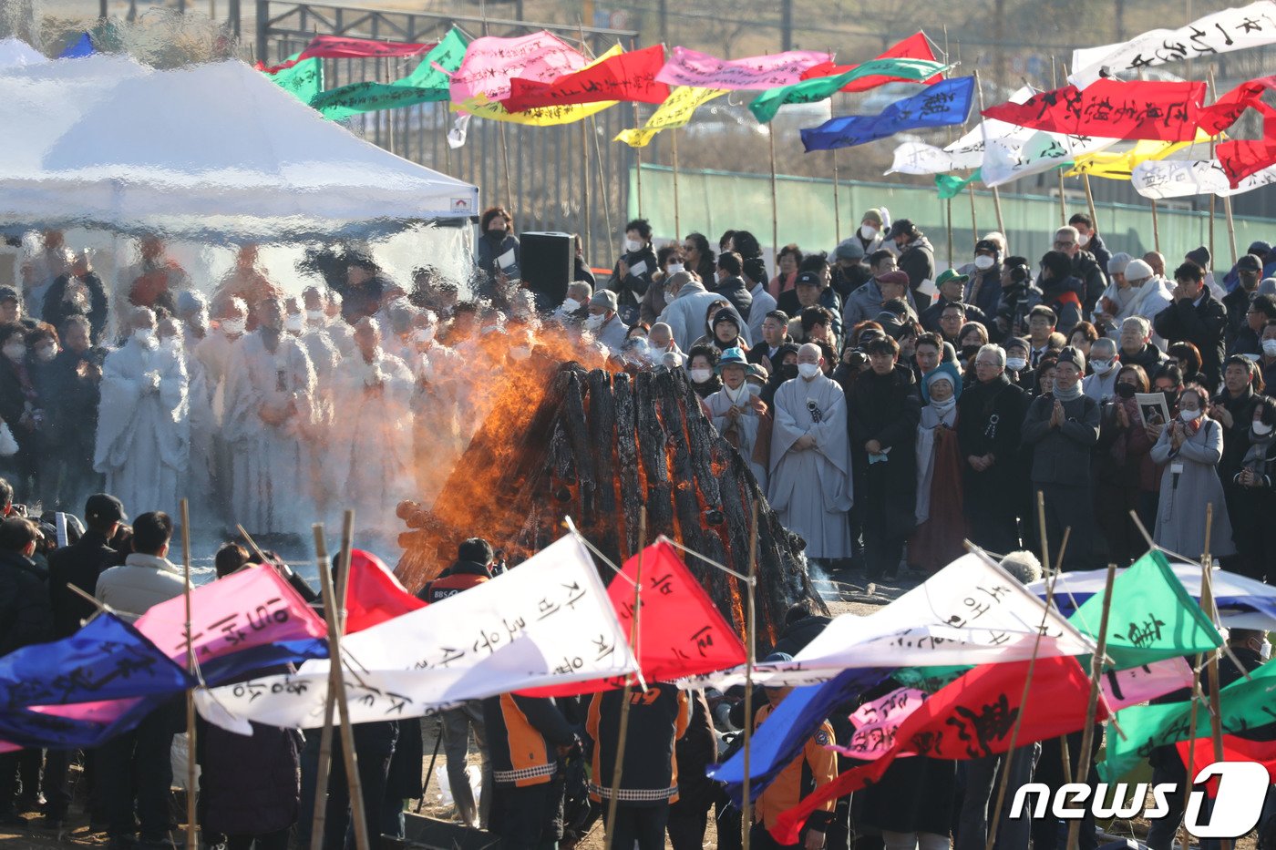 지난달 29일 소신공양으로 입적한 자승스님의 다비식이 3일 오후 경기 화성시 용주사에서 거행되고 있다. 2023.12.3/뉴스1 ⓒ News1 김영운 기자