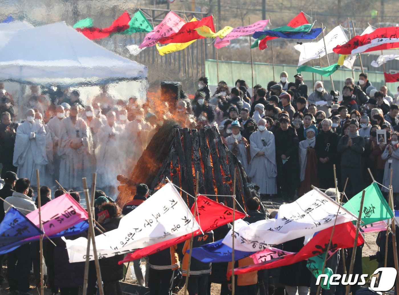 본문 이미지 - 지난달 29일 소신공양으로 입적한 자승스님의 다비식이 3일 오후 경기 화성시 용주사에서 거행되고 있다. 2023.12.3/뉴스1 ⓒ News1 김영운 기자