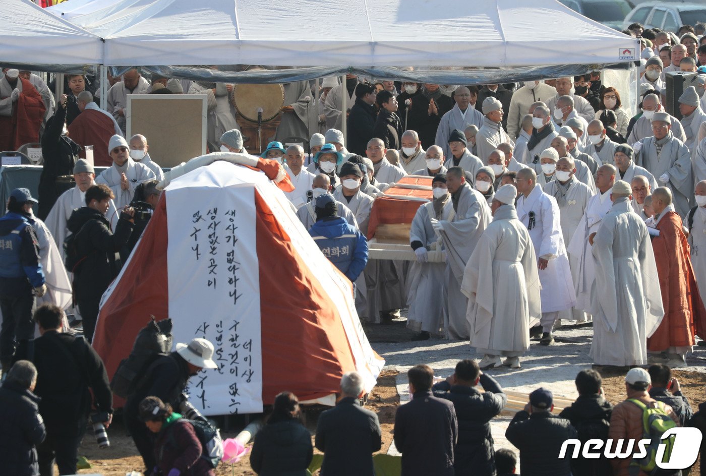 본문 이미지 - 지난달 29일 소신공양으로 입적한 자승스님의 다비식이 3일 오후 경기 화성시 용주사에서 거행되고 있다. 2023.12.3/뉴스1 ⓒ News1 김영운 기자