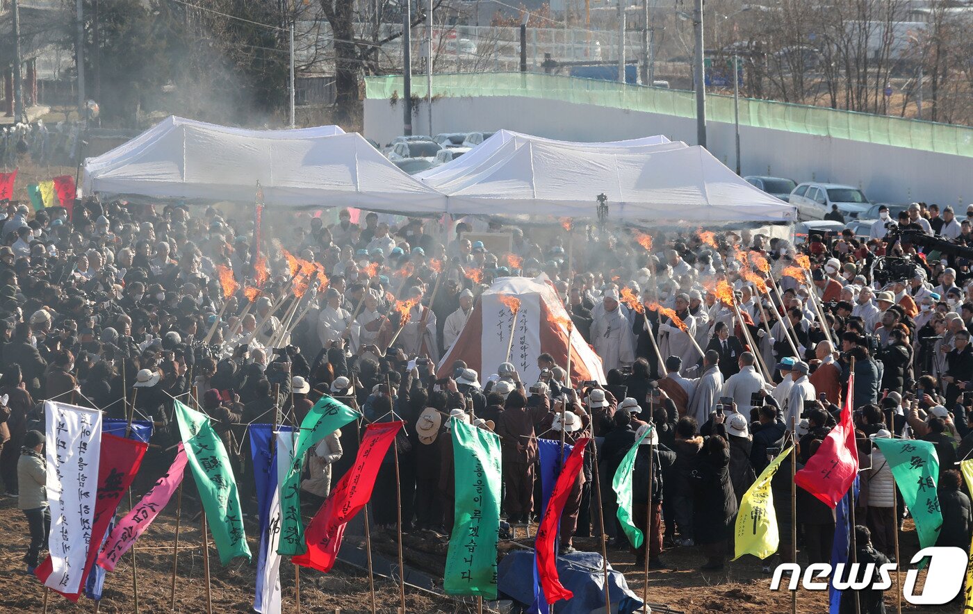 본문 이미지 - 지난달 29일 소신공양으로 입적한 자승스님의 다비식이 3일 오후 경기 화성시 용주사에서 거행되고 있다. 2023.12.3/뉴스1 ⓒ News1 김영운 기자