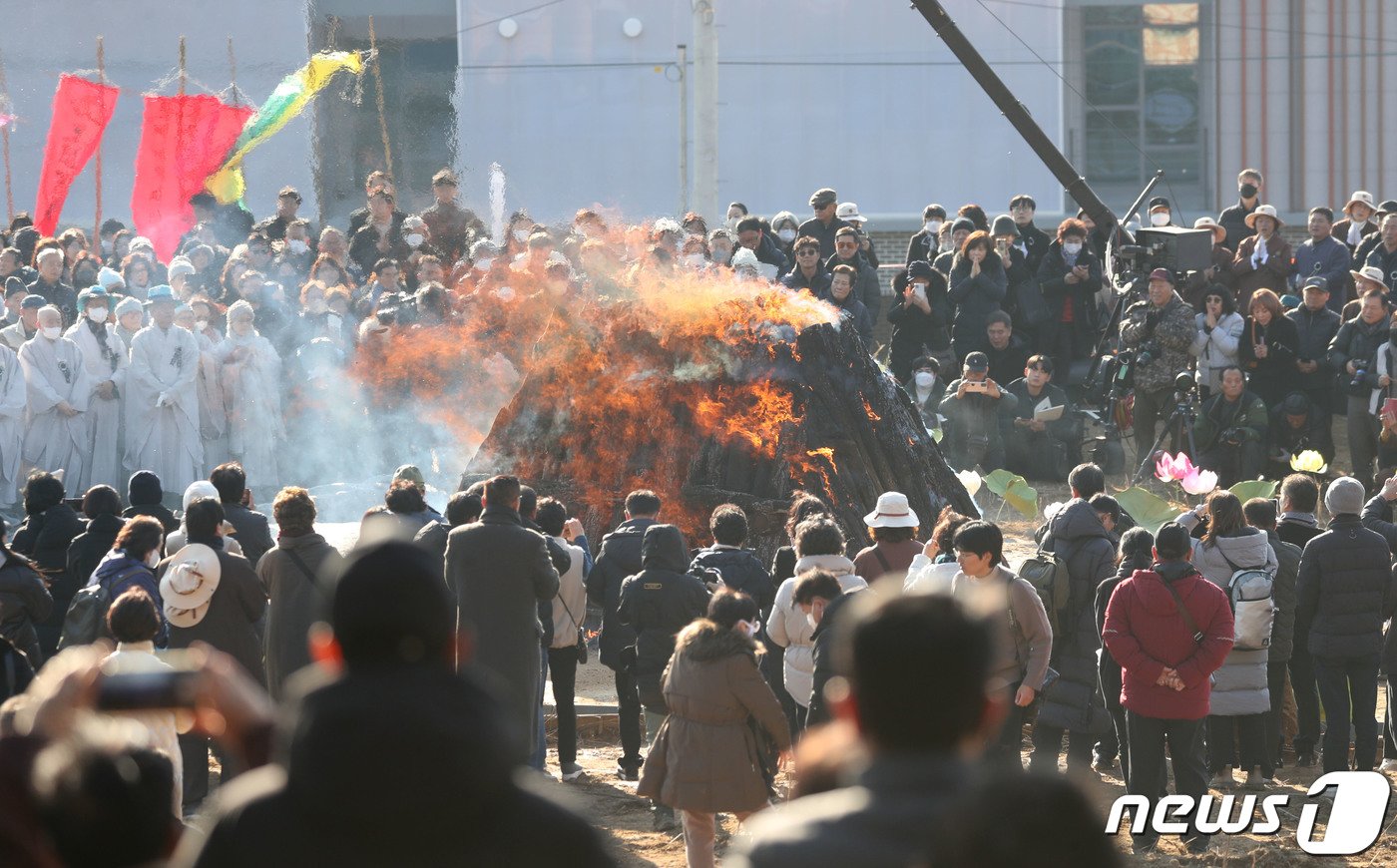 지난달 29일 소신공양으로 입적한 자승스님의 다비식이 3일 오후 경기 화성시 용주사에서 거행되고 있다. 2023.12.3/뉴스1 ⓒ News1 김영운 기자