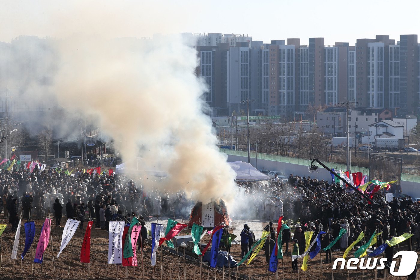 본문 이미지 - 지난달 29일 소신공양으로 입적한 자승스님의 다비식이 3일 오후 경기 화성시 용주사에서 거행되고 있다. 2023.12.3/뉴스1 ⓒ News1 김영운 기자