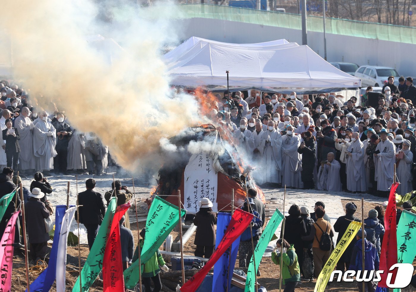 본문 이미지 - 지난달 29일 소신공양으로 입적한 자승스님의 다비식이 3일 오후 경기 화성시 용주사에서 거행되고 있다. 2023.12.3/뉴스1 ⓒ News1 김영운 기자