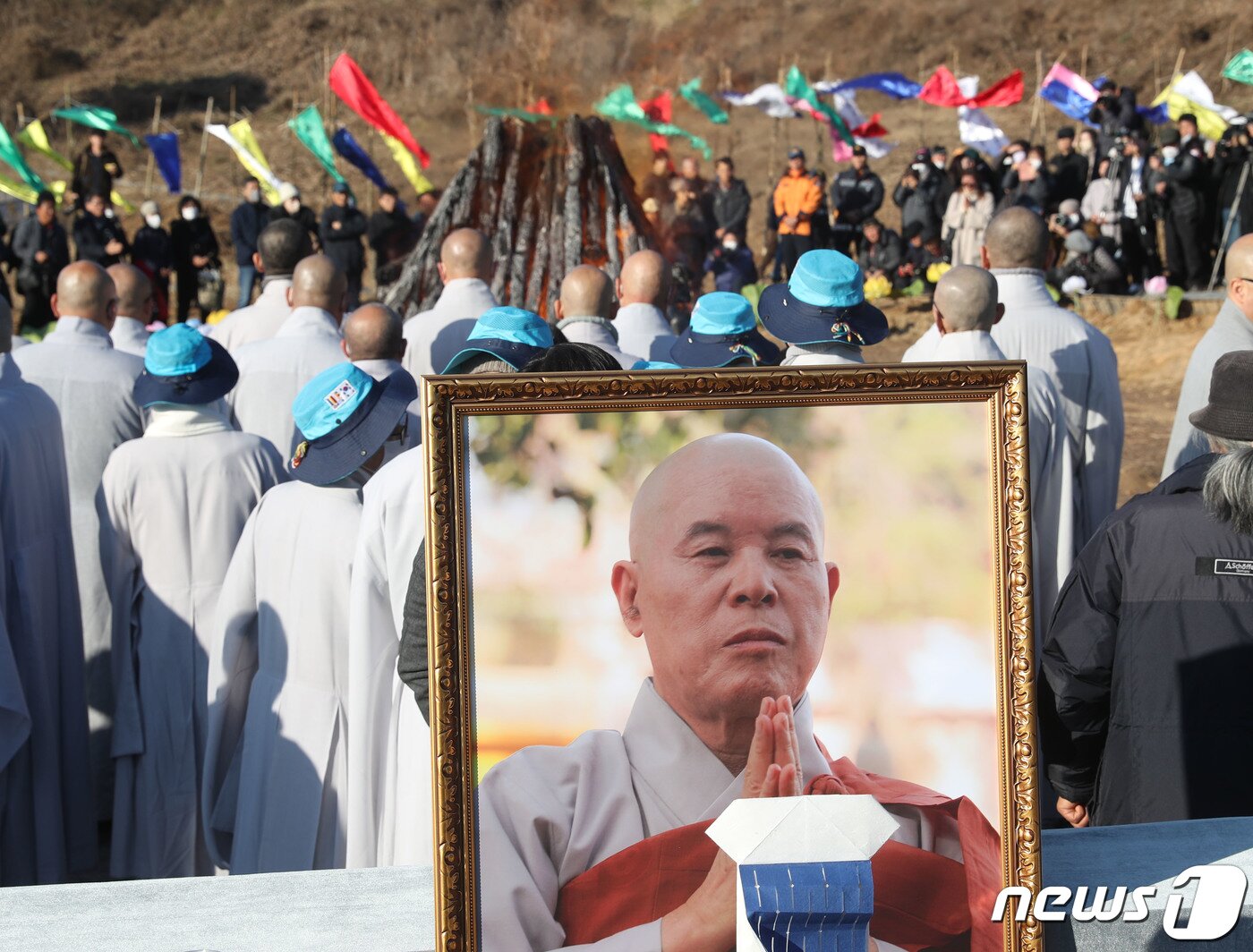 본문 이미지 - 지난달 29일 소신공양으로 입적한 자승스님의 다비식이 3일 오후 경기 화성시 용주사에서 거행되고 있다. 2023.12.3/뉴스1 ⓒ News1 김영운 기자