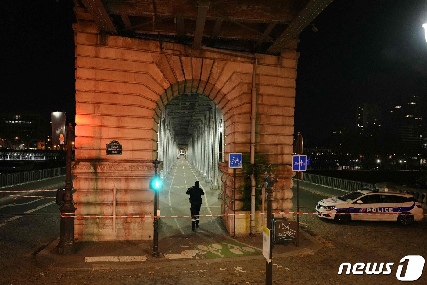 본문 이미지 - 한 경찰관이 2일(현지시간) 프랑스 파리의 흉기 난동이 일어난 현장에서 폴리스라인을 치고 주변을 순찰하고 있다. 2023.12.02 ⓒ AFP=뉴스1 ⓒ News1 정지윤 기자